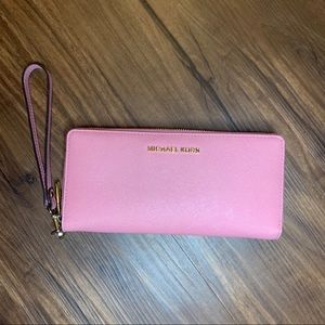Micheal kors wristlet wallet